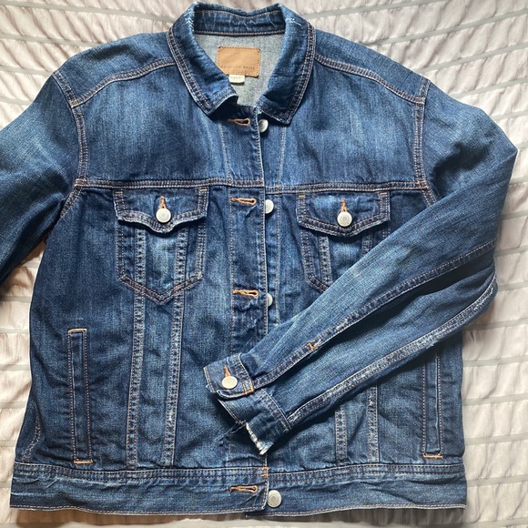 American Eagle Medium Women’s distressed jean jacket - Picture 8 of 8
